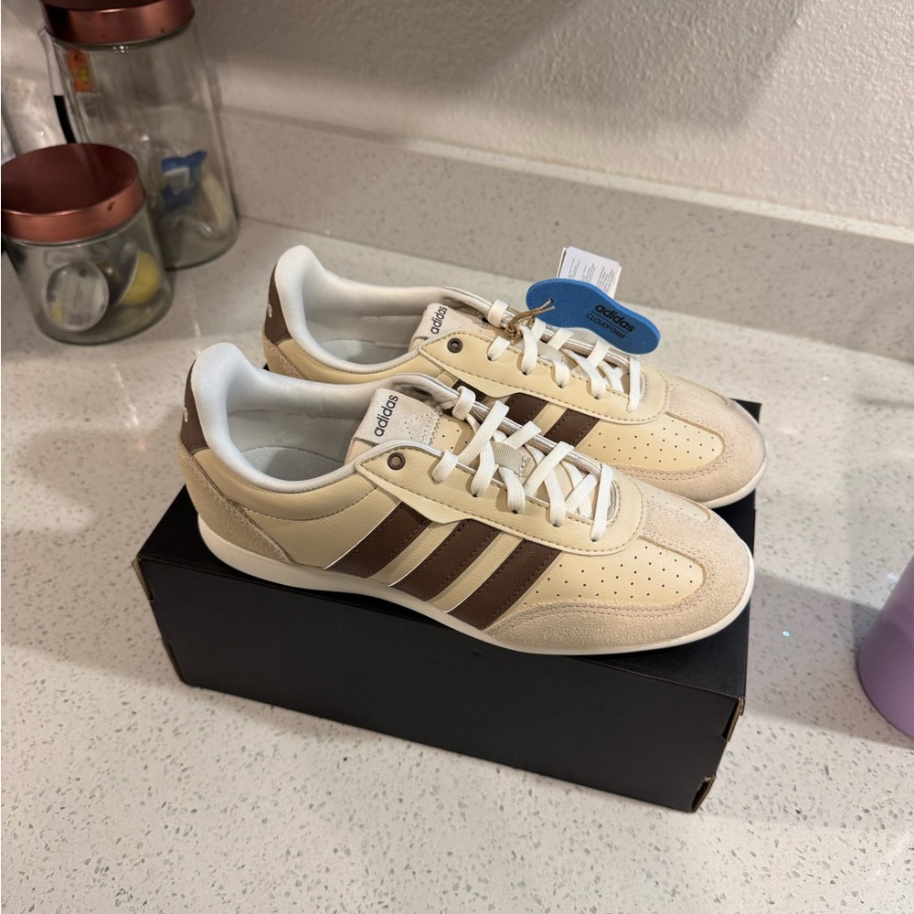 NWT: Adidas Barreda Lo Sneaker - Picture 2 of 5